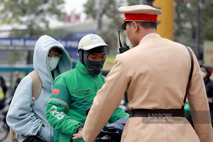 Tai khu vuc nga tu Pham Hung - Ton That Thuyet (quan Cau Giay), to cong tac phat hien anh N.A.D (tai xe xe om, doi tac cua hang Grab) vi pham cac loi, gom: Di nguoc chieu; cho nguoi ngoi sau khong doi mu bao hiem. 