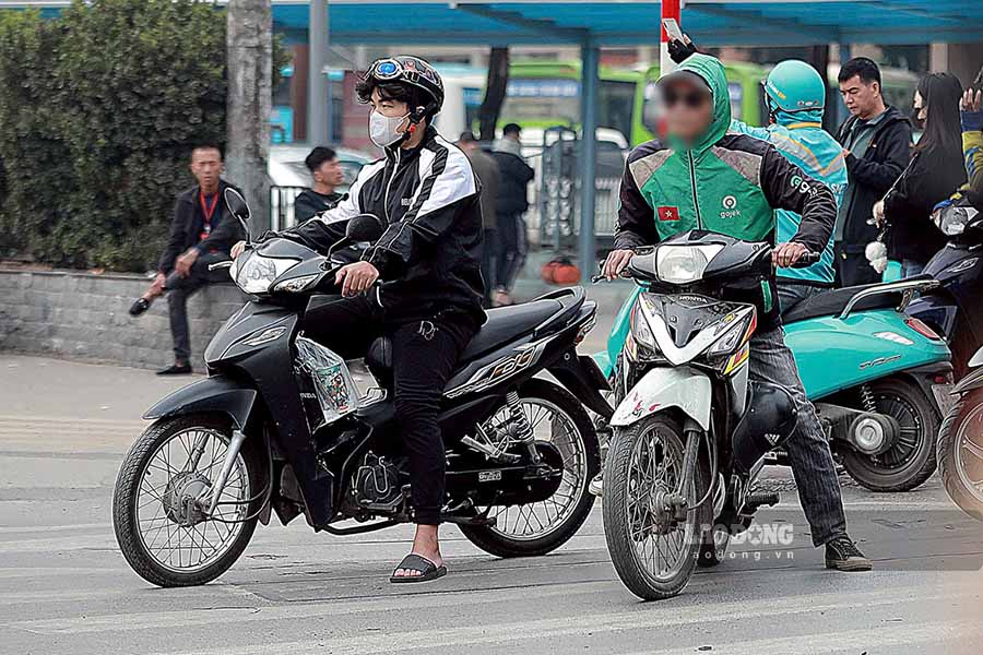 Nhieu tai xe xe om mac dong phuc hang Grab vi pham luat giao thong. Theo luc luong CSGT, mot so nguoi mac dong phuc nhung khong phai la doi tac cua hang Grab.