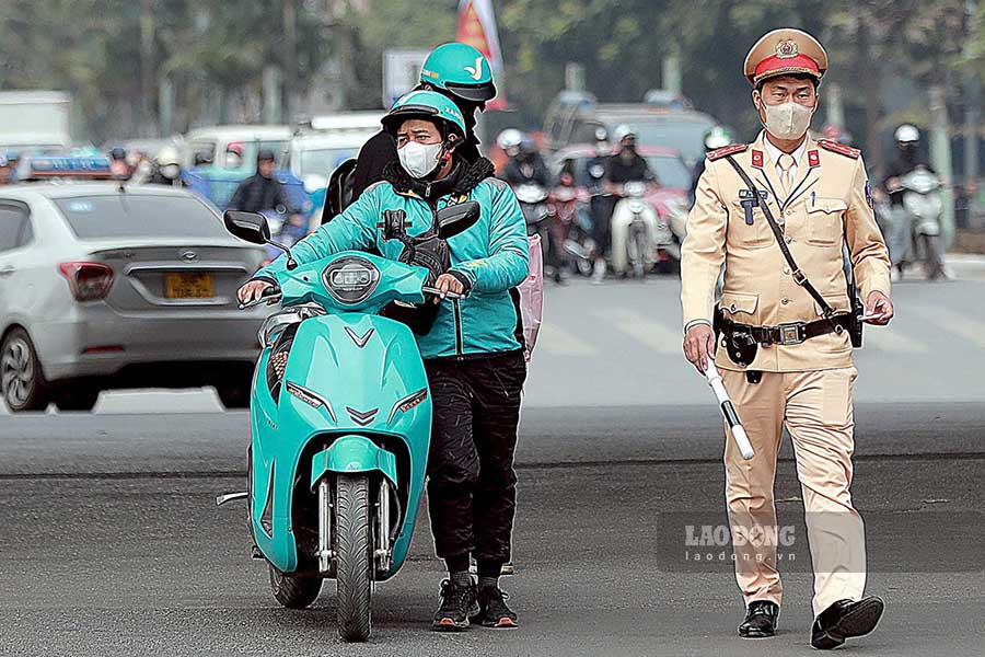 Ngay 25.12, To cong tac thuoc Doi Canh sat giao thong duong bo so 6 (Phong CSGT, Cong an TP Ha Noi) thuc hien tuan tra kiem soat, phat hien nhieu tai xe xe om cong nghe, giao hang vi pham luat giao thong duong bo.