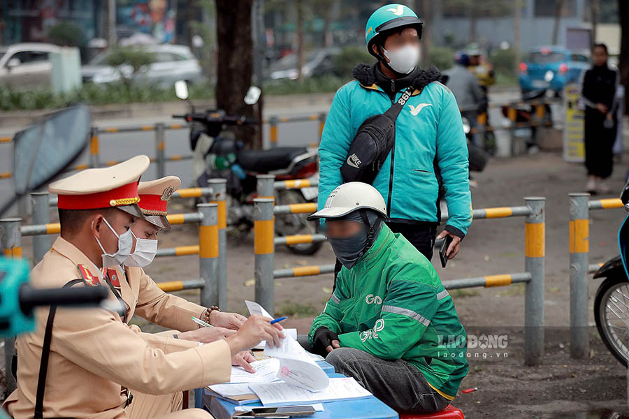 Theo chi Linh (hanh khach di xe cua tai xe N.A.D) cho biet, khi thay tai xe di nguoc chieu, chi da nhac di dung duong va dung lai de chi doi mu bao hiem nhung anh D phot lo. Voi loi vi pham tren, To CSGT da lap bien ban xu phat voi tai xe N.A.D, rieng loi di nguoc chieu duong se bi xu phat 1,5 trieu dong va tuoc giay phep lai xe 2 thang.