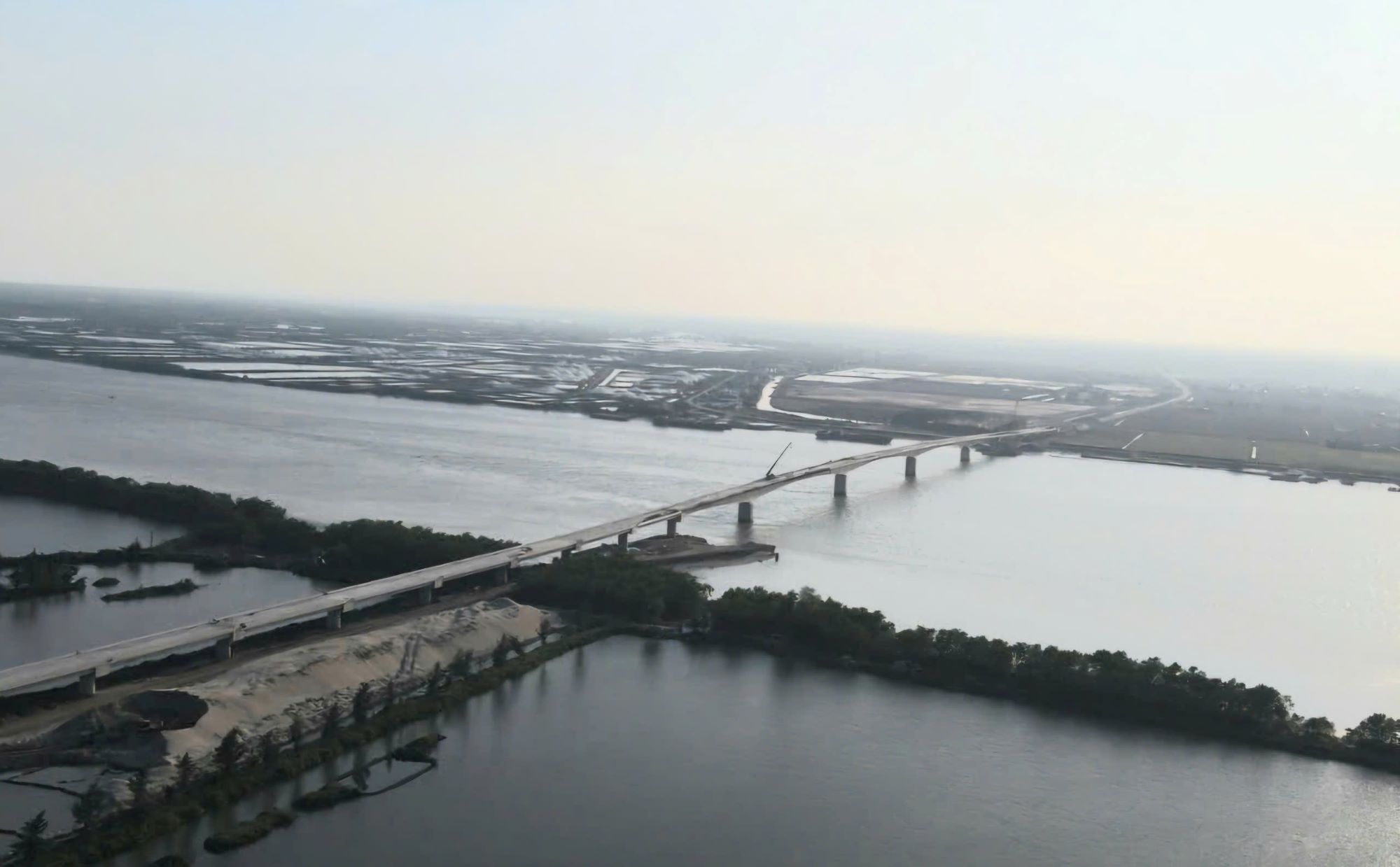 Cầu vượt sông Hồng nối với tỉnh Nam Định là cây cầu cuối cùng trên tuyến đường bộ ven biển qua Thái Bình đã được hợp long từ tháng 9.2024 vừa qua. Ảnh: Nhóm PV