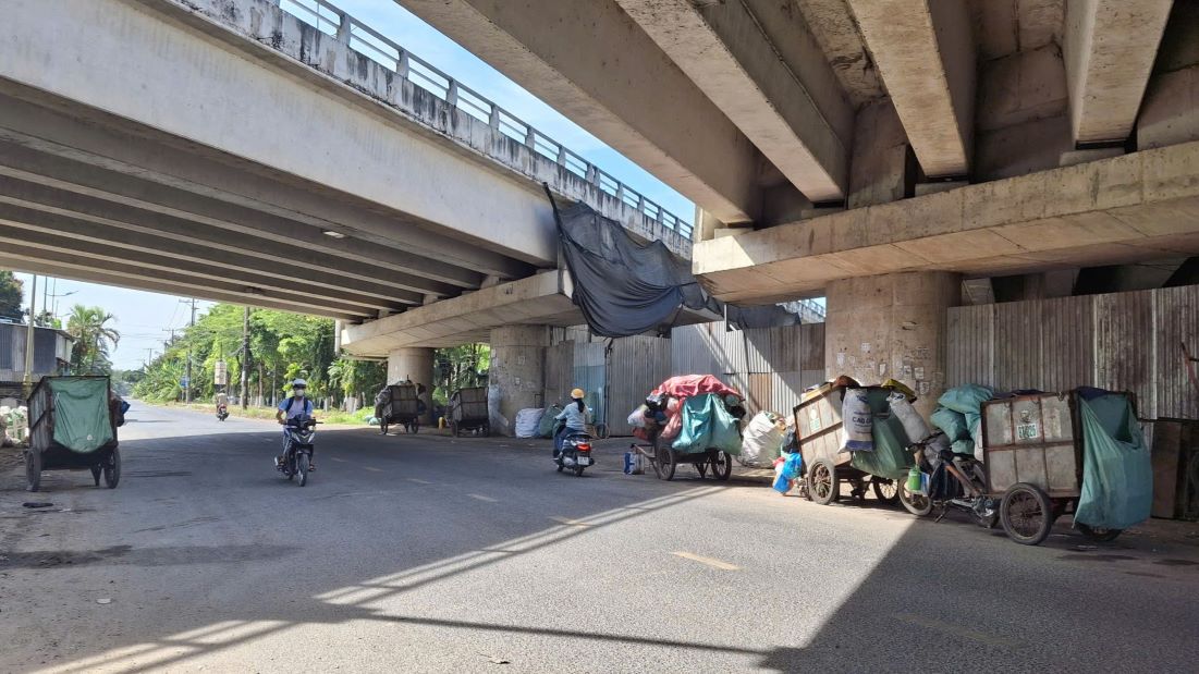 Bai tap ket rac nay nam ngay ven duong lon. Anh: Ta Quang