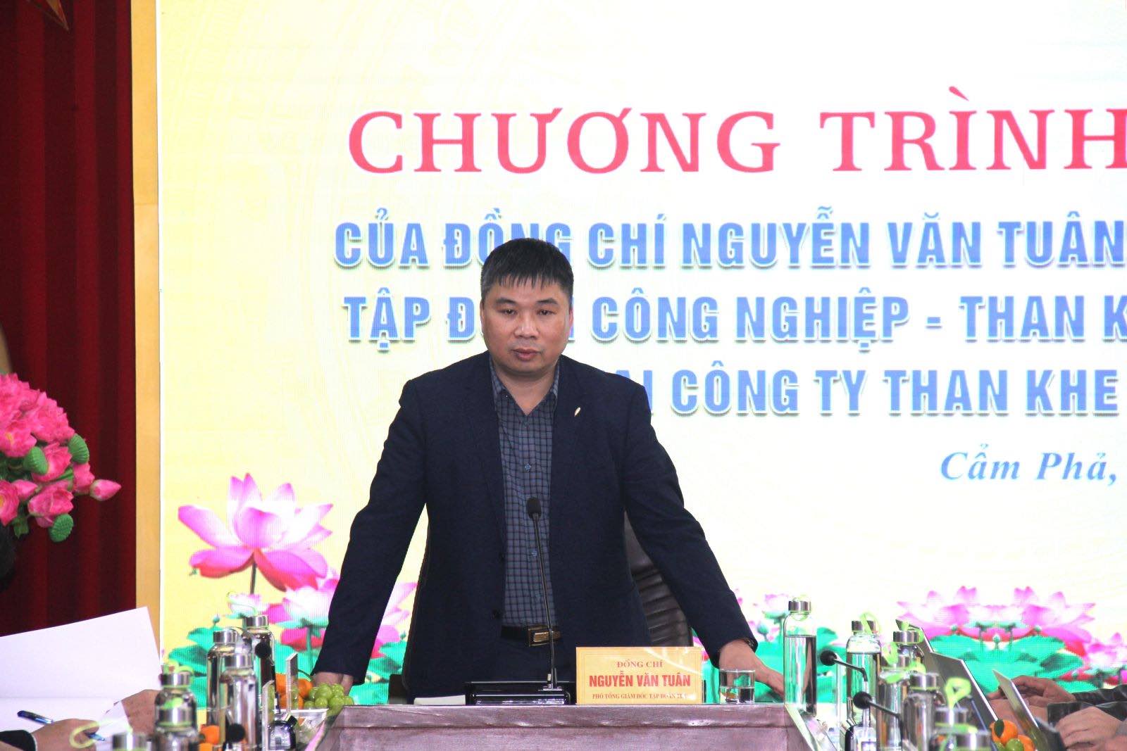 Deputy General Director of TKV Group Nguyen Van Tuan directed that Khe Cham Coal Company focus on striving to achieve an output of 2 million tons of coal by 2025. Photo: TKV