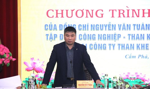 Phó Tổng giám đốc Tập đoàn TKV Nguyễn Văn Tuân chỉ đạo, Công ty Than Khe Chàm tập trung phấn đấu hoàn thành đạt sản lượng 2 triệu tấn than năm 2025. Ảnh: TKV