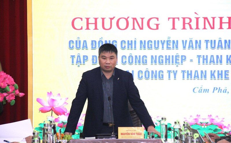 Deputy General Director of TKV Group Nguyen Van Tuan directed that Khe Cham Coal Company focus on striving to achieve an output of 2 million tons of coal by 2025. Photo: TKV