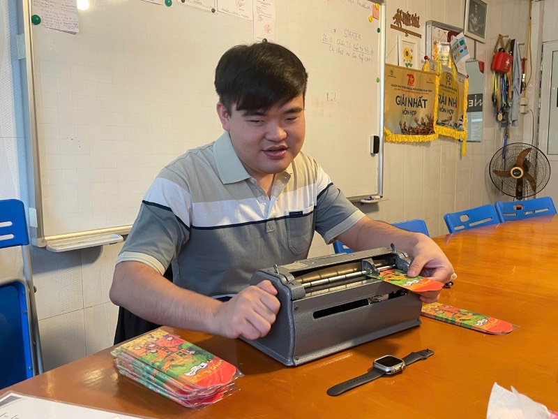 Anh Thinh chia se ve cong viec tinh nguyen vien tai VAF. Anh Thuy Dung