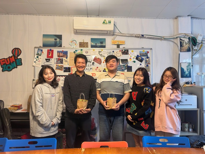 Dang The Lam - co-founder of the OWOL project and Mr. Hoang Cong Thinh. with the group of authors of the article. Photo by Khanh Linh