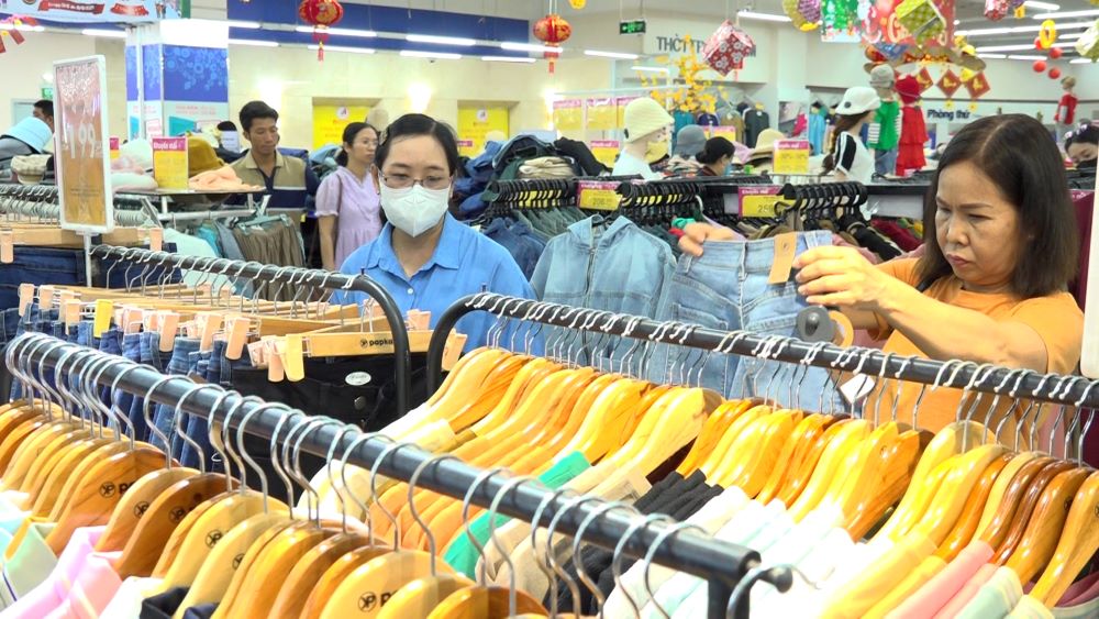 Women shop early for Tet, remind each other to take care of themselves
