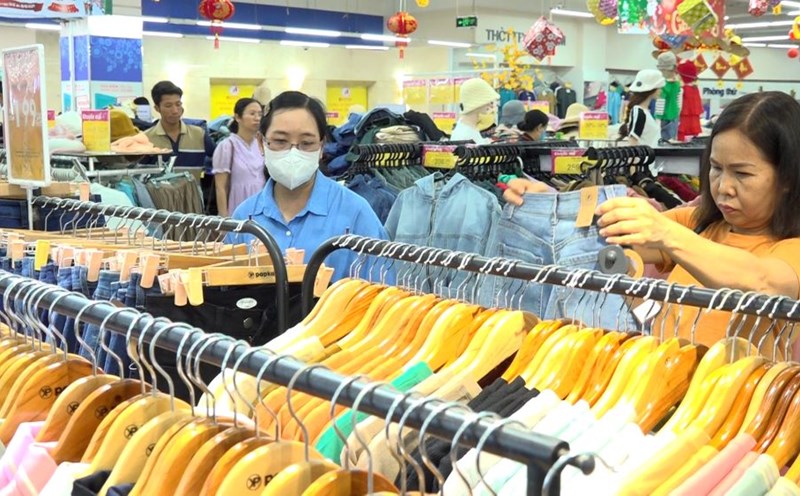 Women shop early for Tet, remind each other to take care of themselves