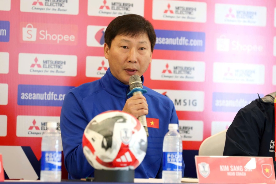 Coach Kim Sang-sik held a press conference before the ASEAN Cup semi-final, believing Xuan Son could overcome the pressure. Photo: Minh Dan