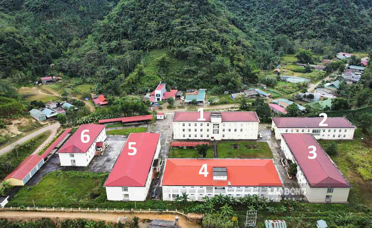 The hundred billion hospital left more than half of its buildings empty. Photo: Viet Bac.
