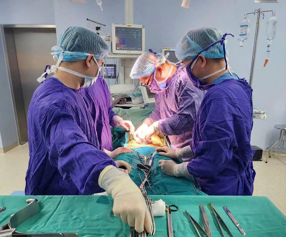 Các bác sĩ cấp cứu cho ca bệnh tự bẻ gãy của quý. Ảnh: BVCC