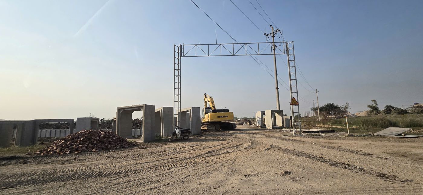 Sau hơn 4 năm động thổ khởi công, đến ngày 19.12 vừa qua, cổng dự án đầu tư xây dựng và kinh doanh kết cấu hạ tầng KCN Thaco - Thái Bình còn chưa dựng xong. Ảnh: Nhóm PV