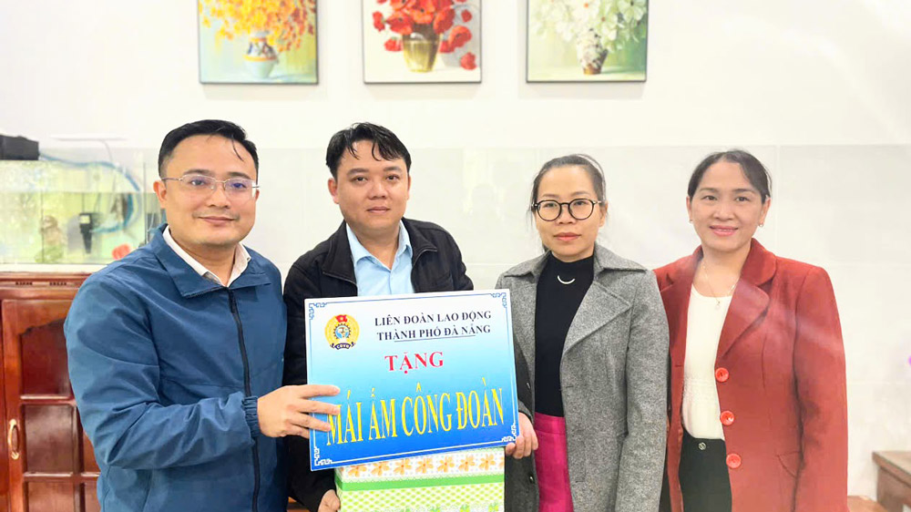 Mr. Lu Trong Phuong, Chairman of the Labor Federation of Hai Chau District, Da Nang, presented the Trade Union Shelter house to union members. Photo: Tra Van