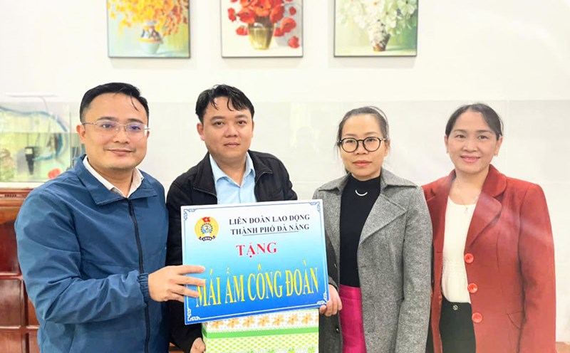 Mr. Lu Trong Phuong, Chairman of the Labor Federation of Hai Chau District, Da Nang, presented the Trade Union Shelter house to union members. Photo: Tra Van