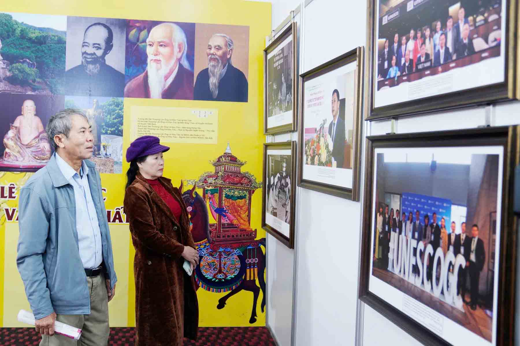 People view a photo exhibition about Le Huu Trac's Heritage. Photo: Tran Tuan.