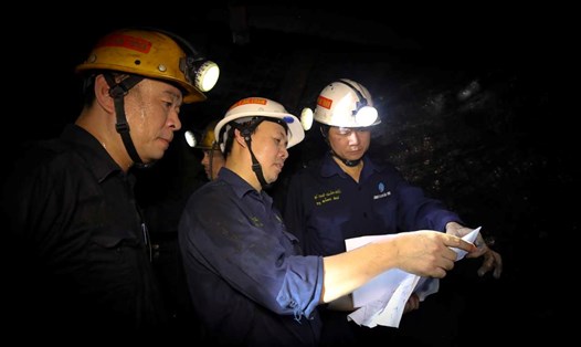 Lãnh đạo Công ty thường xuyên kiểm tra hiện trường, tháo gỡ các khó khăn, đẩy mạnh sản xuất. Ảnh: TKV