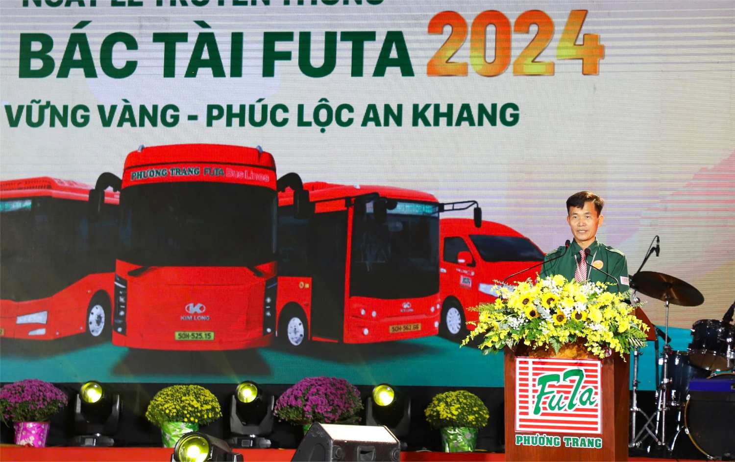 Phuong Trang's driver expressed his feelings at the gratitude program. Photo: Nhu Sy