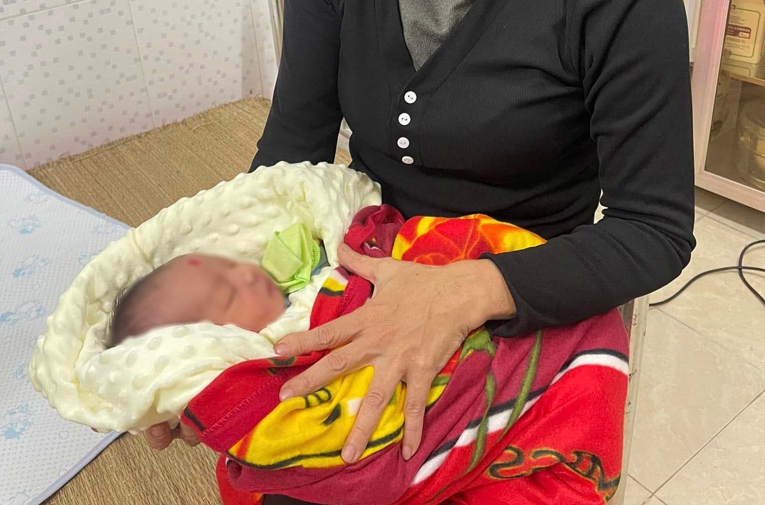 A newborn baby boy was left in front of a house in Hung Loi commune with many belongings and a letter asking for help. Photo: Ngoc Anh