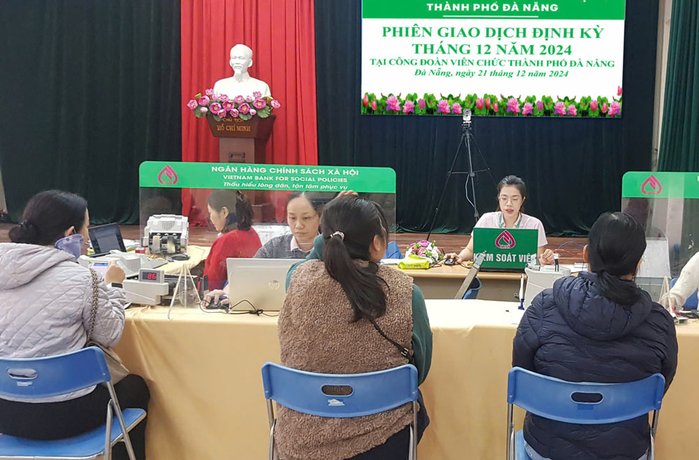 The Da Nang Civil Servants' Union coordinated with the city's Social Policy Bank to disburse nearly 4 billion VND in preferential loans for union members. Photo: Tra Van