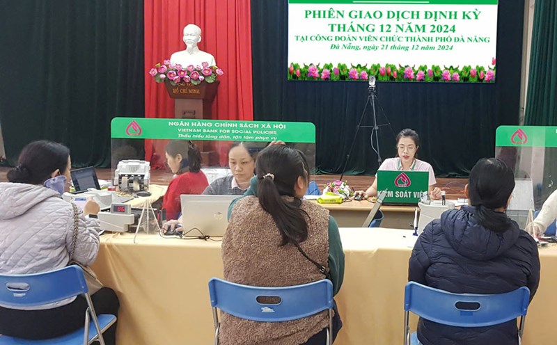 The Da Nang Civil Servants' Union coordinated with the city's Social Policy Bank to disburse nearly 4 billion VND in preferential loans for union members. Photo: Tra Van