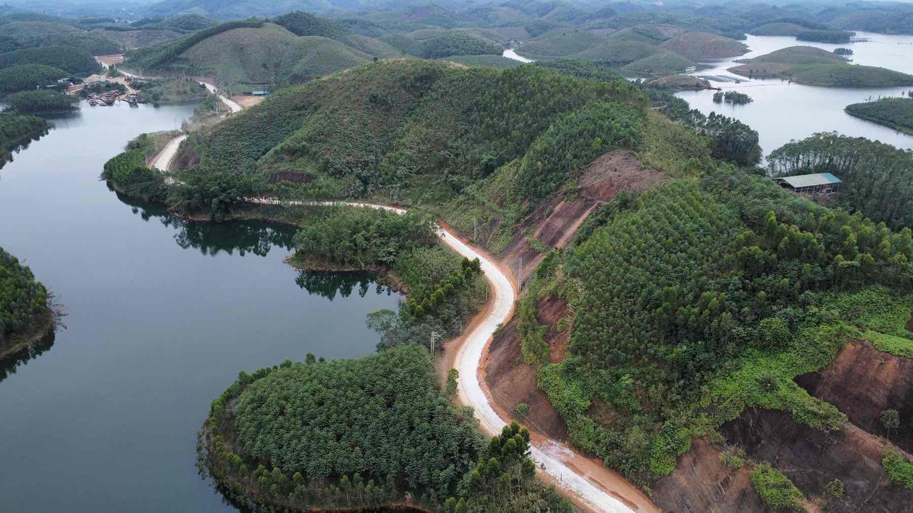 Image of National Highway 2D through Yen Binh district, Yen Bai province. Photo: Tran Bui.