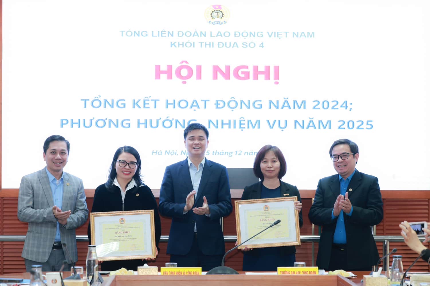 Vice President of the Vietnam General Confederation of Labor Ngo Duy Hieu awarded Certificates of Merit from the Vietnam General Confederation of Labor to the units. Photo: Hai Nguyen
