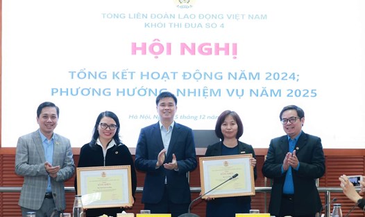 Phó Chủ tịch Tổng LĐLĐVN Ngọ Duy Hiểu trao Bằng khen của Tổng LĐLĐVN  cho các đơn vị. Ảnh: Hải Nguyễn
