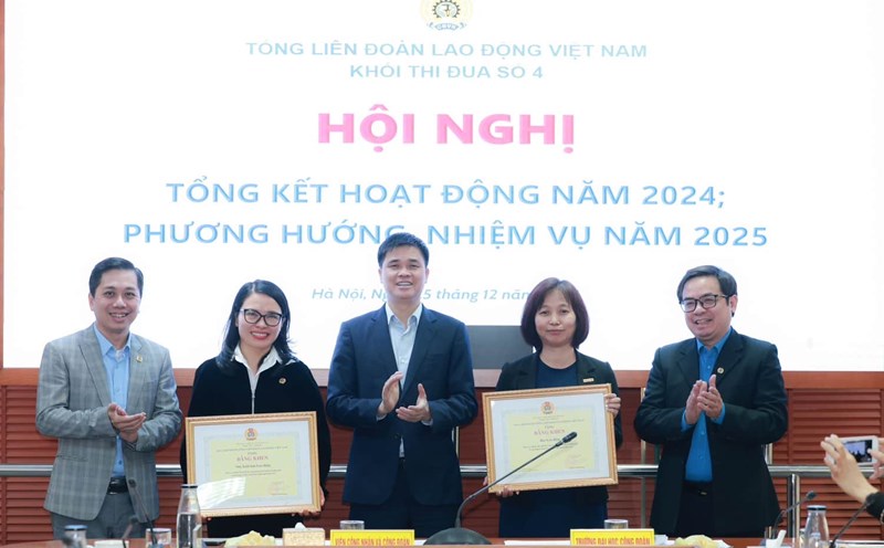 Vice President of the Vietnam General Confederation of Labor Ngo Duy Hieu awarded Certificates of Merit from the Vietnam General Confederation of Labor to the units. Photo: Hai Nguyen
