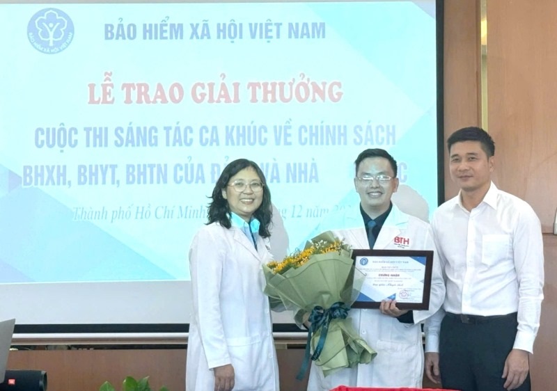 Ông Trần Dũng Hà - Phó Giám đốc Bảo hiểm xã hội TPHCM (bìa phải) - trao giải cho Bác sĩ chuyên khoa I Nguyễn Quốc Vụ Khanh (người đứng giữa). Ảnh:  Đức Long