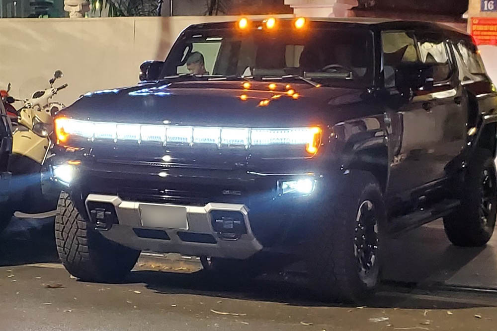 GMC Hummer EV electric pickup truck attracts attention when appearing in Hanoi. Photo: Bao Quoc