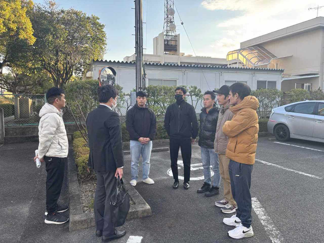 The Vietnam Labor Management Board in Japan talks with workers who are owed wages. Photo: Provided by the Vietnam Labor Management Board in Japan