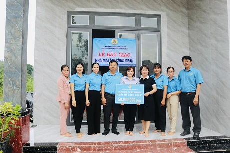Leaders of the Dak Lak Provincial Federation of Labor presented "Union Shelter" houses to union members in difficult circumstances in Krong Ana district. Photo: Bao Trung