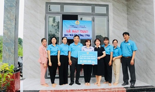 Lãnh đạo LĐLĐ tỉnh Đắk Lắk trao nhà "Mái ấm Công đoàn" cho đoàn viên có hoàn cảnh khó khăn ở huyện Krông Ana. Ảnh: Bảo Trung