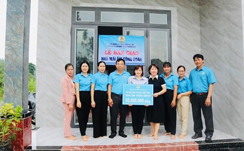 Leaders of the Dak Lak Provincial Federation of Labor presented "Union Shelter" houses to union members in difficult circumstances in Krong Ana district. Photo: Bao Trung