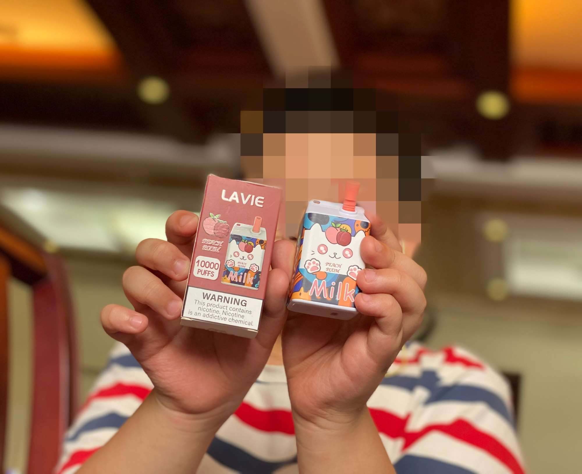 E-cigarettes in the form of milk and fruit juice are "disguised" to attract young people and are easily smuggled into schools. Photo: Thuy Linh