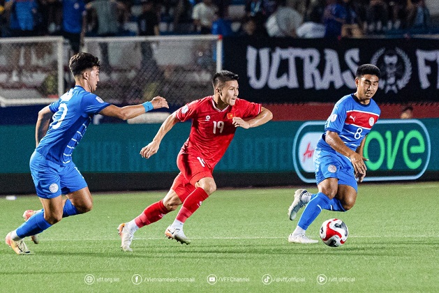 Sân cỏ nhân tạo tại Singapore sẽ là một khó khăn với Quang Hải và các đồng đội. Ảnh: Minh Dân