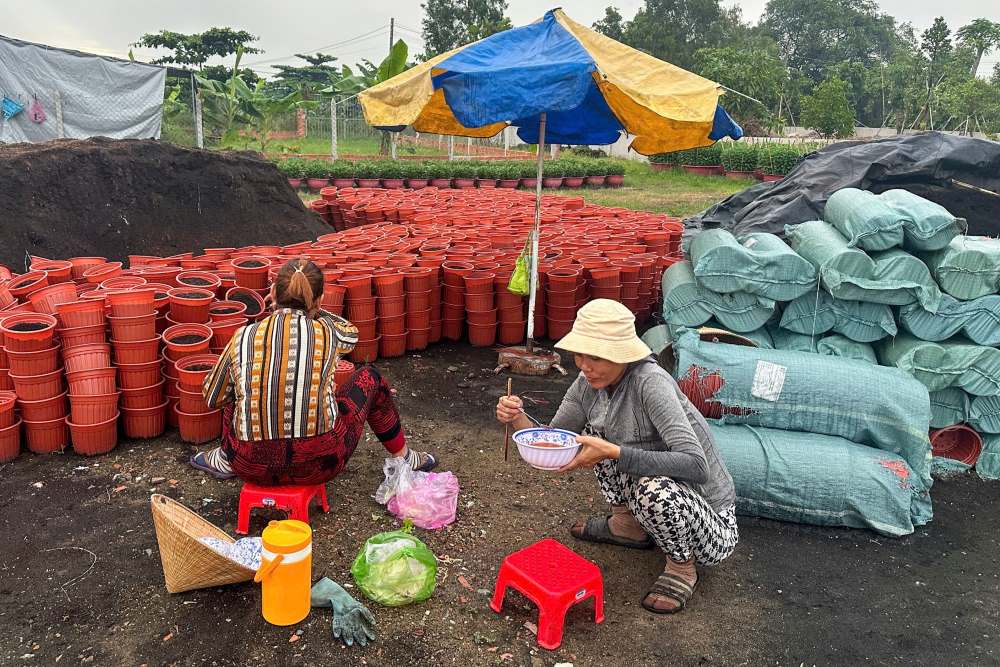 Cac cong nhan nghi trua sau nhung gio phut lao dong. Ảnh: Anh Tu