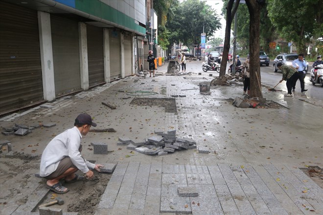 Re-paving sidewalks on many streets in Hanoi. Photo: Vinh Hoang