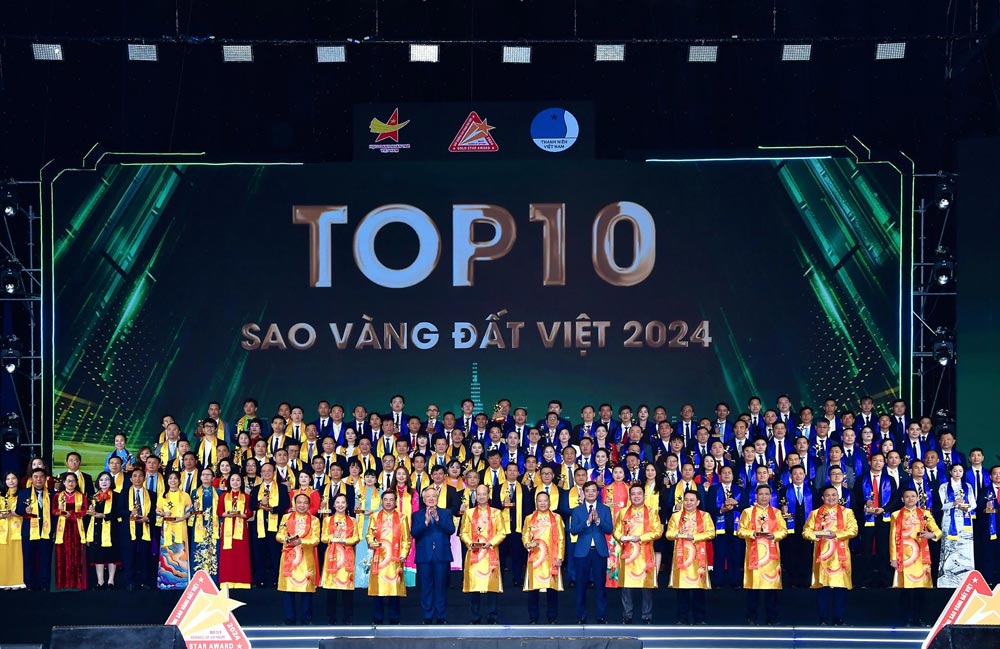 PNJ was honored in the top 10 Vietnamese Golden Stars 2024. Photo: Organizing Committee