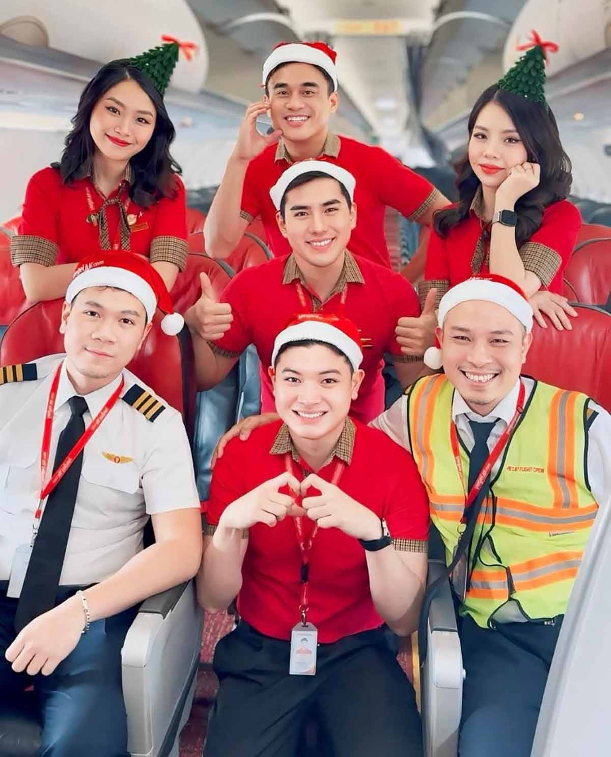 Voi mang bay rong khap, ong gia Noel Vietjet con mang khong khi le hoi den cac diem den noi tieng the gioi.