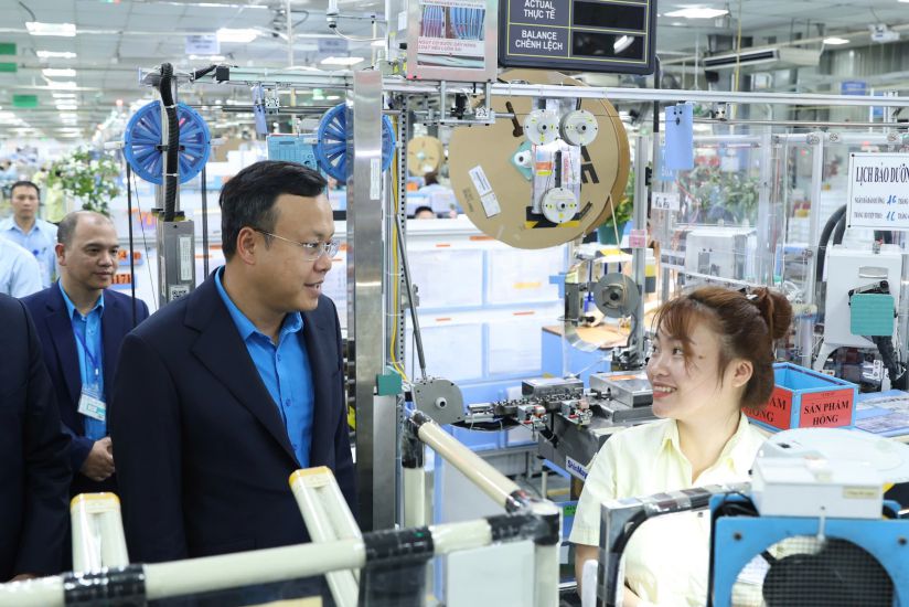 Mr. Pham Quang Thanh - Member of the Presidium of the Vietnam General Confederation of Labor, Chairman of the Hanoi City Confederation of Labor - encouraged workers before the Lunar New Year 2025. Photo: Ngoc Anh