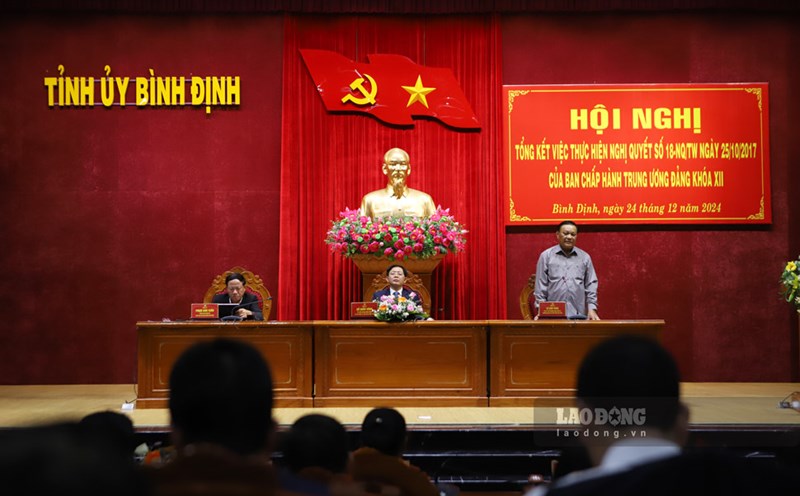 Binh Dinh Provincial Party Committee held a Conference to review the implementation of Resolution No. 18-NQ/TW dated October 25, 2017 of the 12th Party Central Committee on December 24. Photo: Hoai Luan