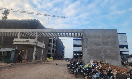 Dự án Sản phẩm bảo hộ lao động Hằng Huy tại thôn 1, xã Quảng Phong, huyện Hải Hà - nơi xảy ra vụ tai nạn khiến nữ công nhân tử vong. Ảnh: Hữu Việt