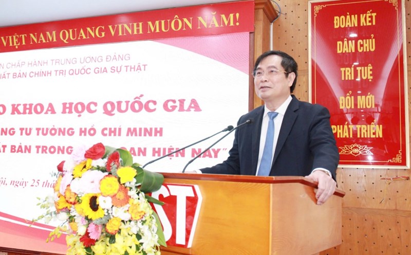 Mr. Phan Xuan Thuy - Deputy Head of the Central Propaganda Department - emphasized the need to apply Ho Chi Minh's thoughts to current publishing work. Photo: T.Vuong