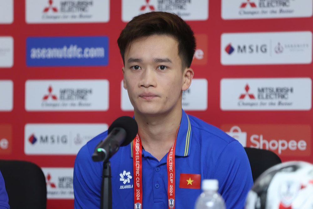 Midfielder Hoang Duc attended the press conference on the afternoon of December 26. Photo: Xuan Phuong