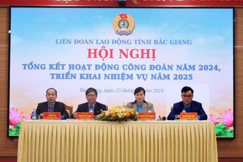 The Standing Committee of the Bac Giang Provincial Federation of Labor chaired the conference. Photo: Quyet Chien