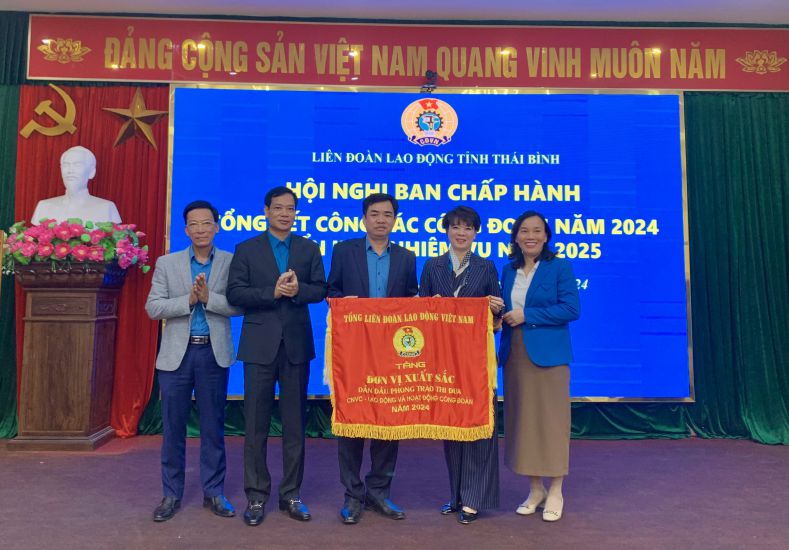 Representative of Vietnam General Confederation of Labor presented the emulation flag for the excellent unit, leading the emulation movement of workers, civil servants, and trade union activities in 2024 to Thai Binh Provincial Confederation of Labor. Photo: Luong Ha