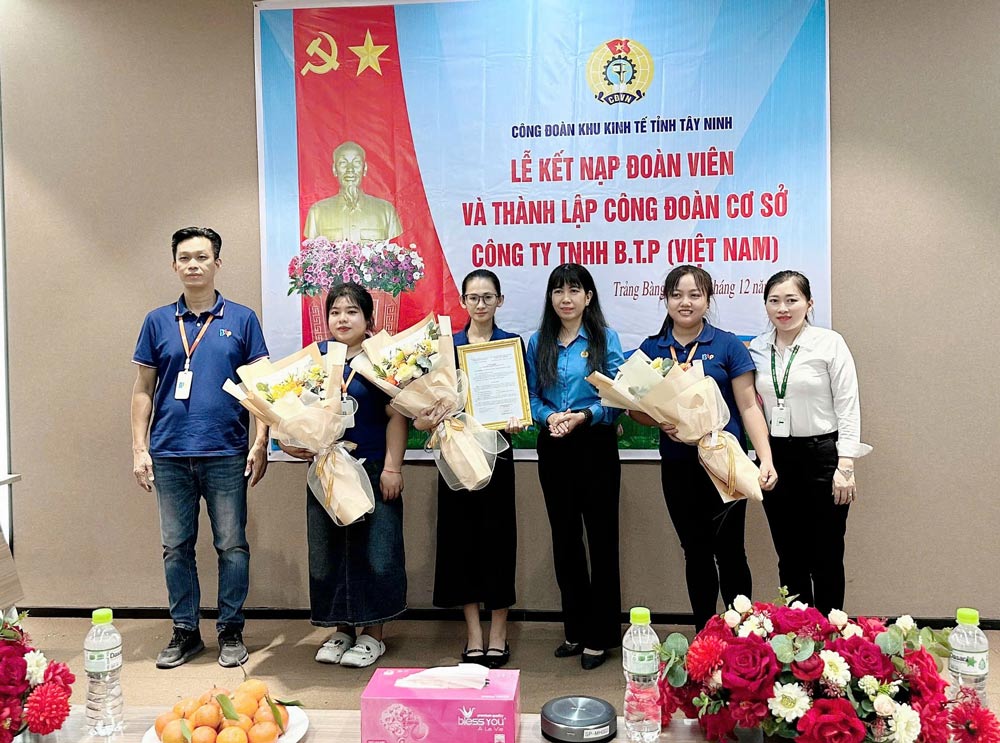 Ms. Nguyen Thi Kim Lien, Chairwoman of Tay Ninh Economic Zone Trade Union, presented flowers to the Executive Committee of the Trade Union of B.T.P Company Limited. Photo: Quoc Huy