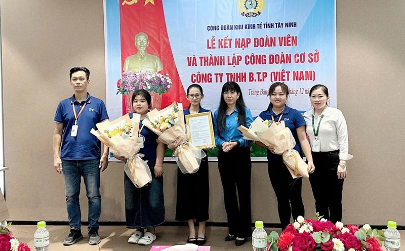 Ms. Nguyen Thi Kim Lien, Chairwoman of Tay Ninh Economic Zone Trade Union, presented flowers to the Executive Committee of the Trade Union of B.T.P Company Limited. Photo: Quoc Huy